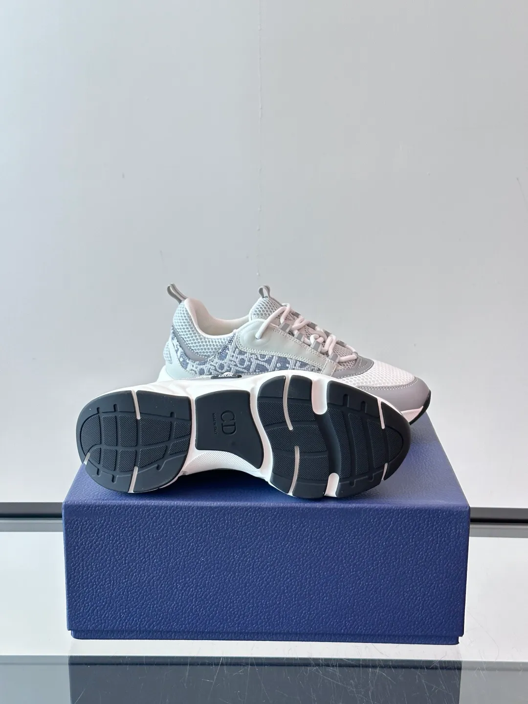 Factory price: 480💰 ◾️▫️Dior D®️ x 🆕 (high version) B22 men's jogging fashion sneakers, this single product draws inspiration from retro jogging shoes. It adopts a thick low-top design, with an upper made of black cow leather and mesh fabric, and a black and white engraved rubber sole. Black mesh fabric tongue and heel counters complement black laces, with an embossed "Di~r" logo embellishment on the side. These sneakers can be mixed and matched with a classic suit for a sporty chic look! Size: 39-45 (38, 46, 47 can be customized)